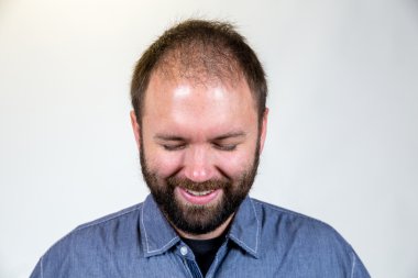Adam Mid 30s stüdyo portre için poz veriyor.
