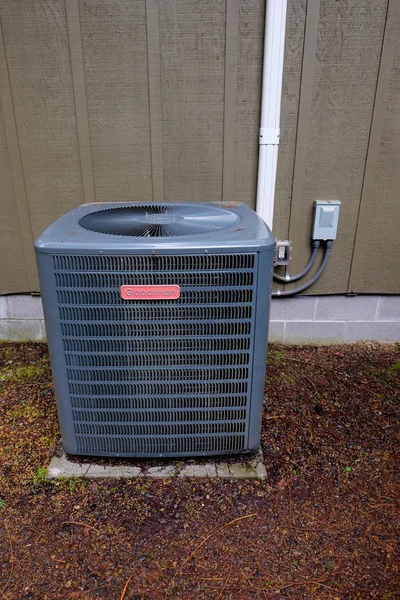 Futbol dış için bağlı Goodman Hvac birim.