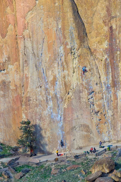 Rock Climbers At Smith Rock State Park — Stock Photo, Image