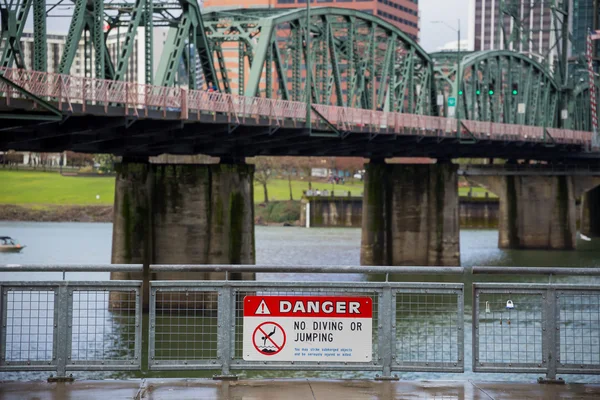 Gefahrenschild in Portland — Stockfoto