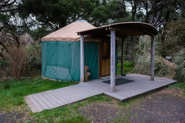 Oregon kıyılarında kamp Yurt — Stok fotoğraf