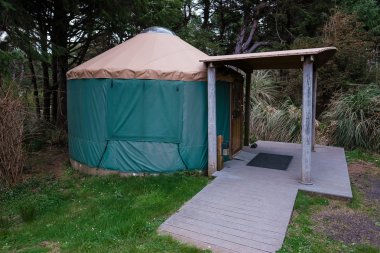 Oregon kıyılarında kamp Yurt