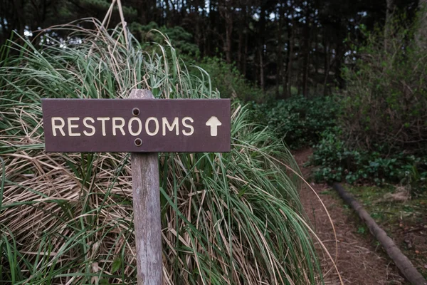 Restrooms Sign with Arrow — Stock Photo, Image