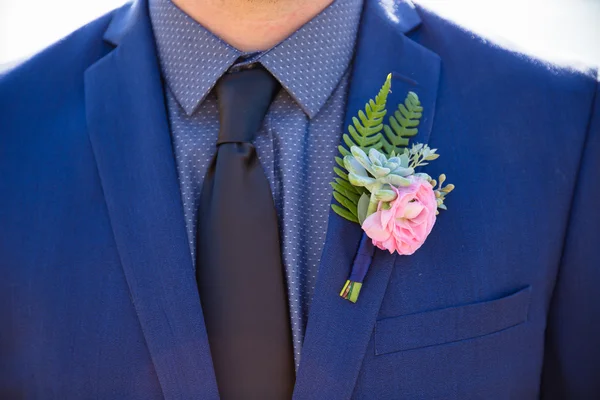 Boutineer de noivo e terno azul — Fotografia de Stock