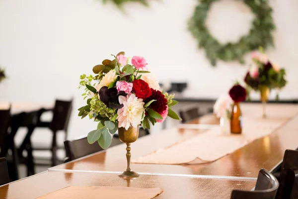 Bruiloft bloemen in flessen — Stockfoto