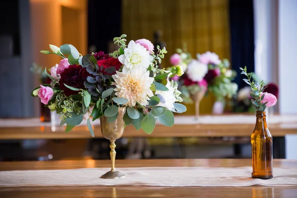 Bruiloft bloemen in flessen — Stockfoto