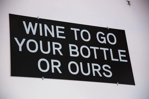 Wein, um Ihre Flasche oder unsere zu gehen — Stockfoto