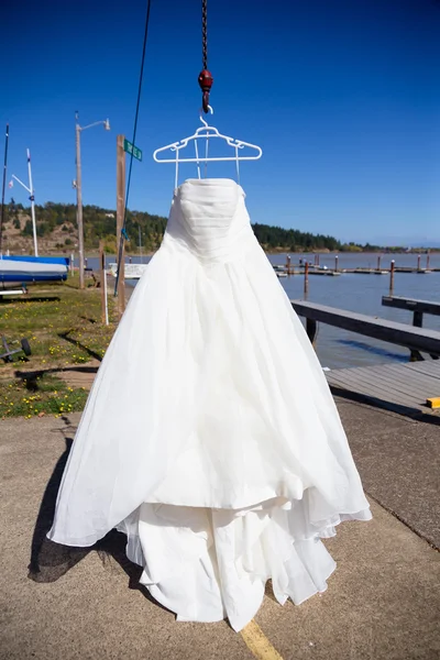 Bröllop klänning på Yacht Club Marina — Stockfoto