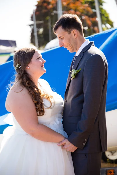 Hochzeit des Brautpaares im Yachtclub — Stockfoto