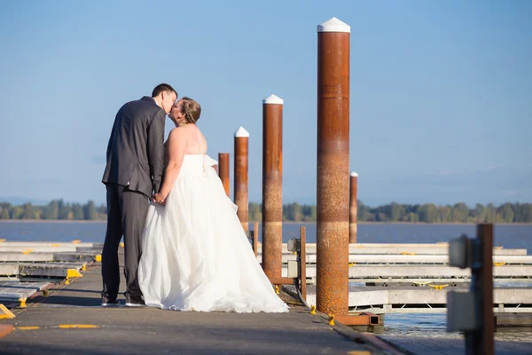 Bruid en bruidegom jachtclub bruiloft — Stockfoto