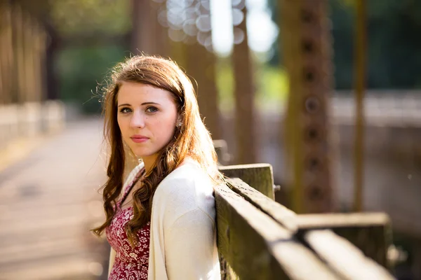 Middelbare School Senior portret buitenshuis — Stockfoto