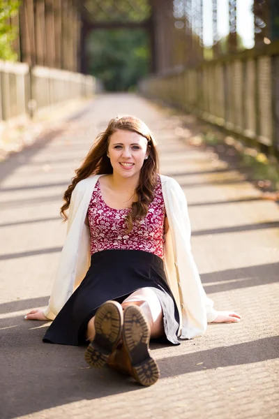 Middelbare School Senior portret buitenshuis — Stockfoto