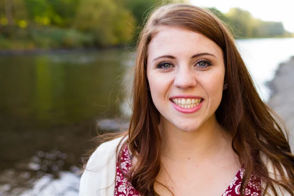 High School Senior Porträtt utomhus — Stockfoto