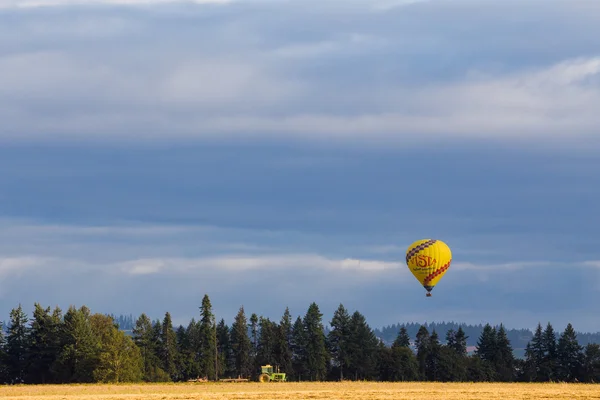 Sıcak hava balonu uçuyor — Stok fotoğraf