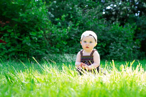 6 meses de edad Bebé niña al aire libre — Foto de Stock