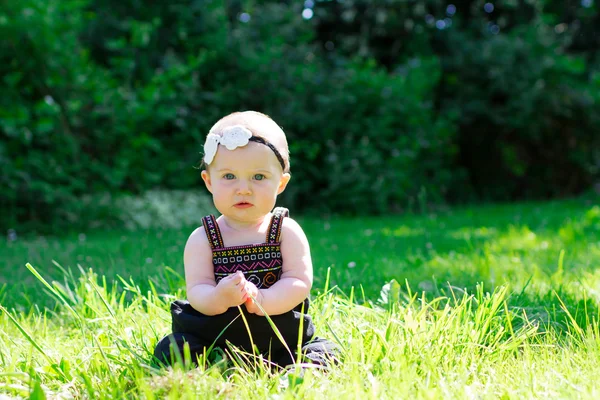 6 meses de edad Bebé niña al aire libre —  Fotos de Stock