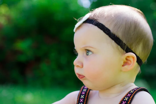 6 aylık bebek kız açık havada — Stok fotoğraf