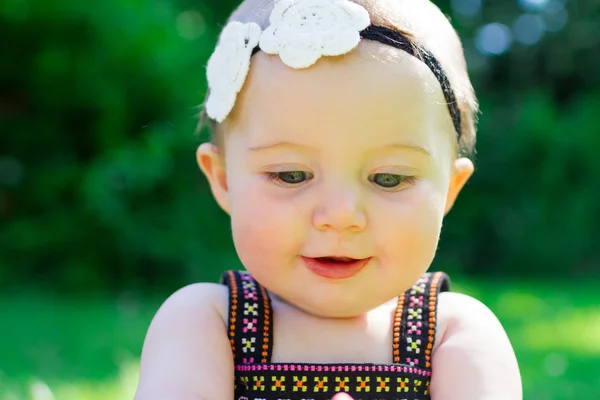 6 aylık bebek kız açık havada — Stok fotoğraf