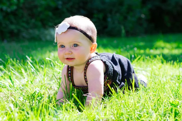 6 meses de edad Bebé niña al aire libre — Foto de Stock