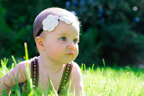 6 miesiąca życia dziecko dziewczyna na zewnątrz — Zdjęcie stockowe
