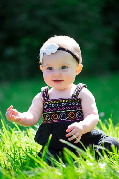 6 mese vecchio bambino ragazza all'aperto — Foto Stock