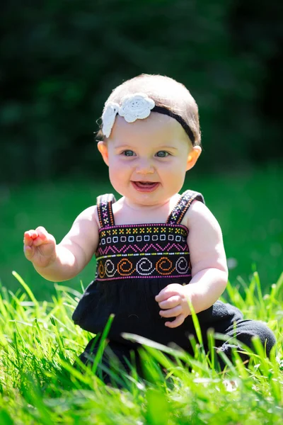 6 mese vecchio bambino ragazza all'aperto — Foto Stock