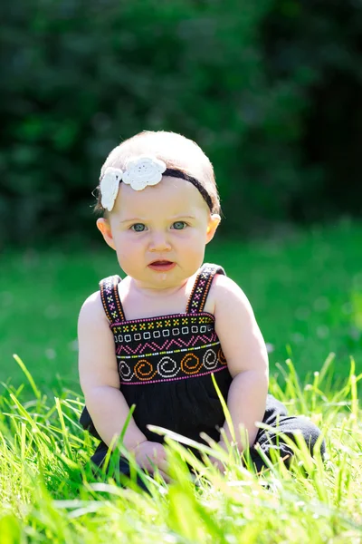 6 mese vecchio bambino ragazza all'aperto — Foto Stock