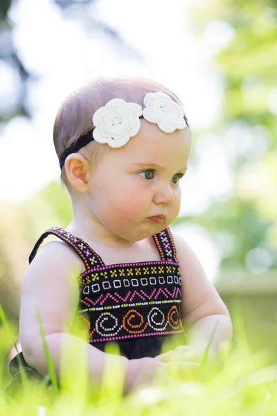 6 meses de edad Bebé niña al aire libre — Foto de Stock