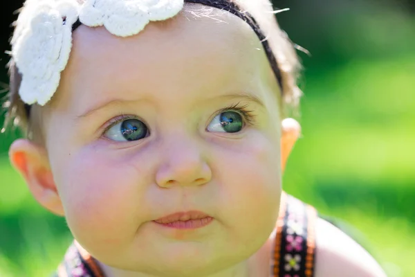 6 aylık bebek kız açık havada — Stok fotoğraf