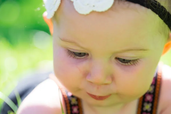 6 aylık bebek kız açık havada — Stok fotoğraf