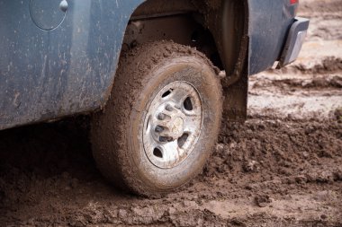 Chevy kamyon çamur içinde