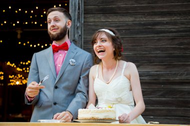 Gelin ve Damat düğün pastasıyla