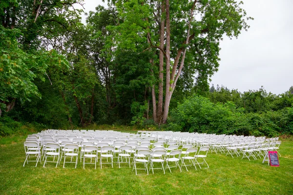 Bröllop ceremoni sittplatser utomhus — Stockfoto