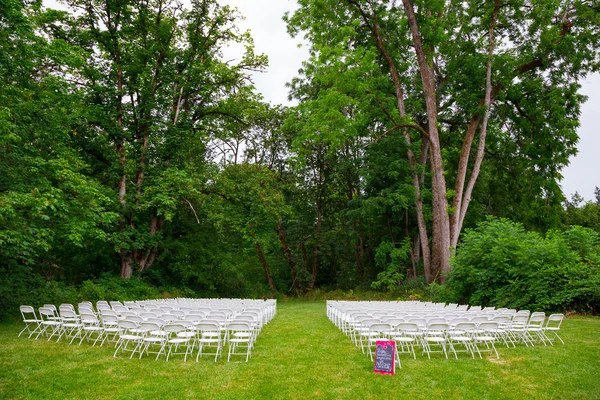 Bröllop ceremoni sittplatser utomhus — Stockfoto