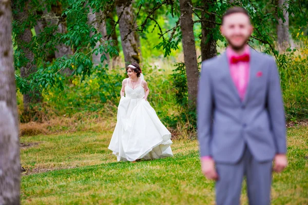 Novia y novio primera mirada — Foto de Stock