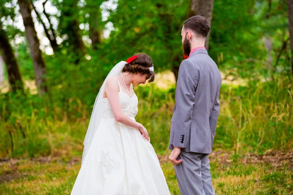Noiva e noivo primeiro olhar — Fotografia de Stock