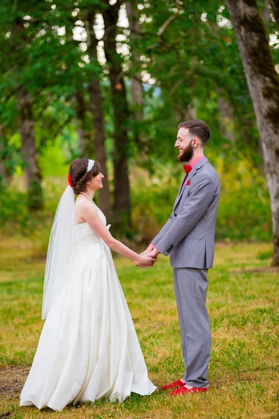 Bruden och brudgummen första titt — Stockfoto