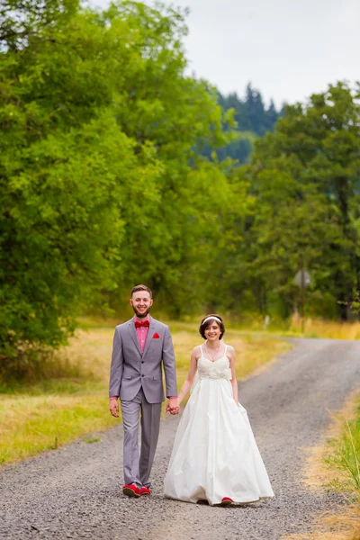 Brautpaar auf Schotterpiste — Stockfoto