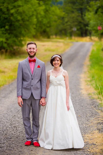 Gelin ve damat çakıl yolda — Stok fotoğraf