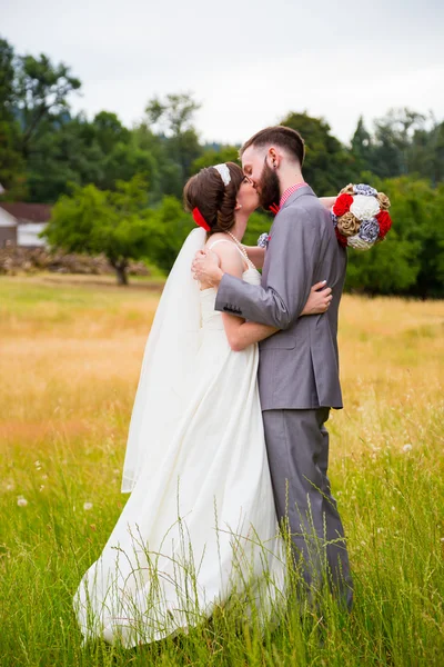 Hipster sposa e sposo ritratto — Foto Stock