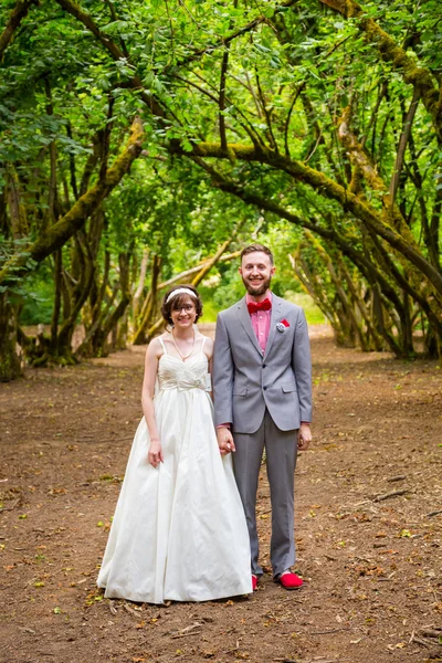 Brud og Groom i Orchard Portrait - Stock-foto