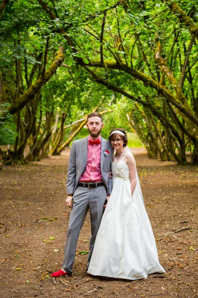 Bruden och brudgummen i Orchard porträtt — Stockfoto