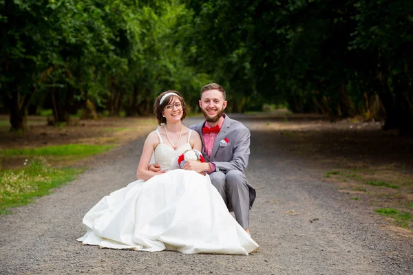 Seduta sposa e sposo il giorno del matrimonio — Foto Stock