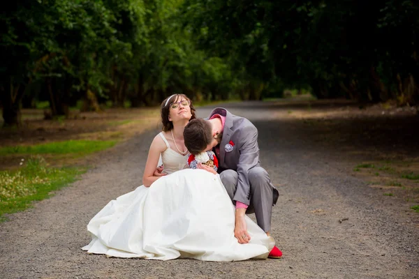 Uitgeput bruid en bruidegom — Stockfoto