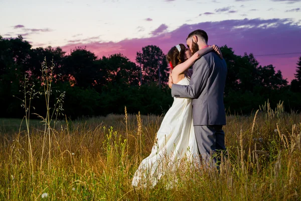 Crepuscolo sposa e sposo ritratto — Foto Stock
