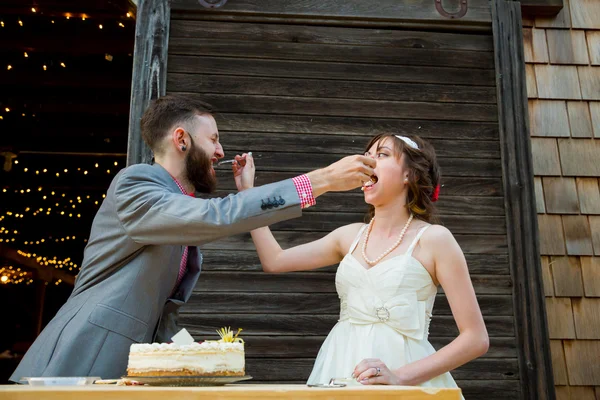 Mariée et marié avec gâteau de mariage — Photo