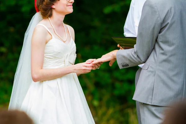 Panna młoda i pan młody Ring ceremonia wymiany — Zdjęcie stockowe