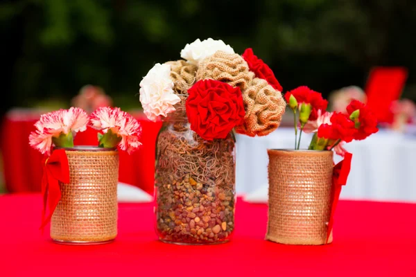 Fiori rossi e bianchi decorazione di nozze — Foto Stock