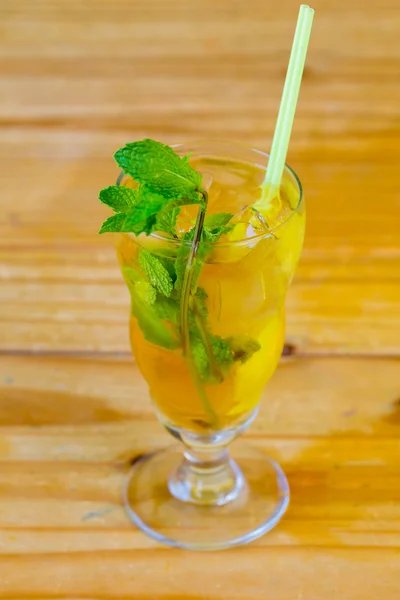 Minttu Mojito sekoitettu juoda baarissa — kuvapankkivalokuva