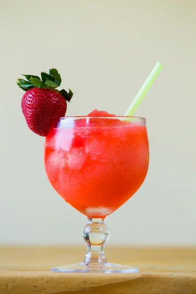 Erdbeer-Margarita an der Bar — Stockfoto